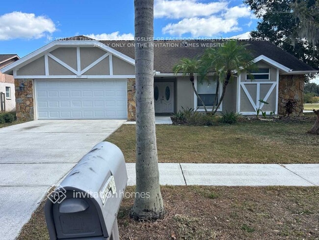 property at 2825 Mnr Hl Dr