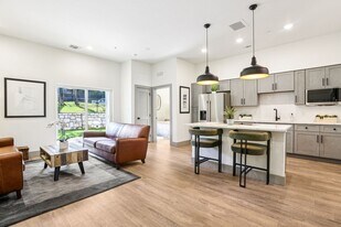 2450 Wickersham Ln in Austin, TX - Building Photo