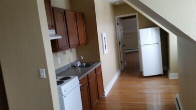 932 E College St in Iowa City, IA - Building Photo - Building Photo