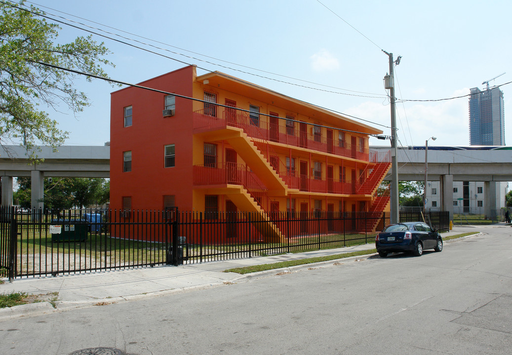 155 NW 10th St in Miami, FL - Foto de edificio