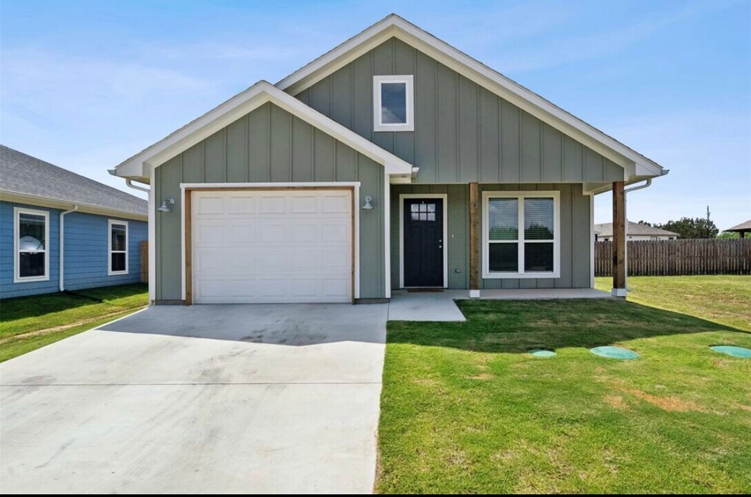 2314 Creekview Dr in Granbury, TX - Building Photo