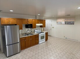 10201 Oak Park Ave in Northridge, CA - Building Photo