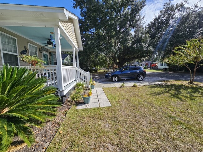 2717 Oaklawn St in Beaufort, SC - Foto de edificio - Building Photo