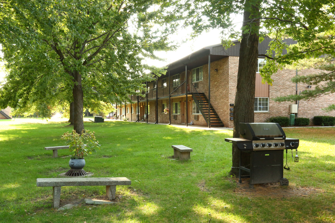 Madison Woods West in Madison Heights, MI - Building Photo