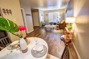 480 W Parker Rd in Houston, TX - Building Photo