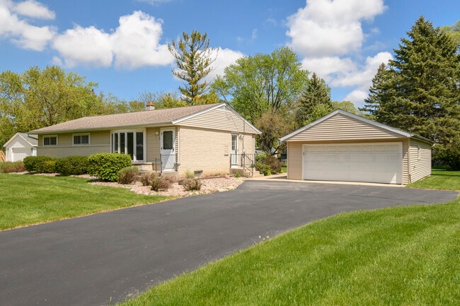 W149N6158 Pocahontas Dr in Menomonee Falls, WI - Building Photo - Building Photo
