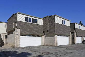 Hampton Apartments & Townhomes in Monroe, MI - Foto de edificio - Building Photo