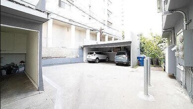 10605 Ashton Ave, Unit 10607 1/2 in Los Angeles, CA - Building Photo - Building Photo