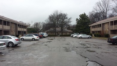 3813 Triana Blvd SW-Unit -201 C in Huntsville, AL - Foto de edificio - Building Photo