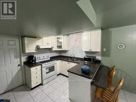 250 Mountainberry Rd in Brampton, ON - Building Photo