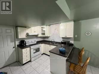 250 Mountainberry Rd in Brampton, ON - Building Photo