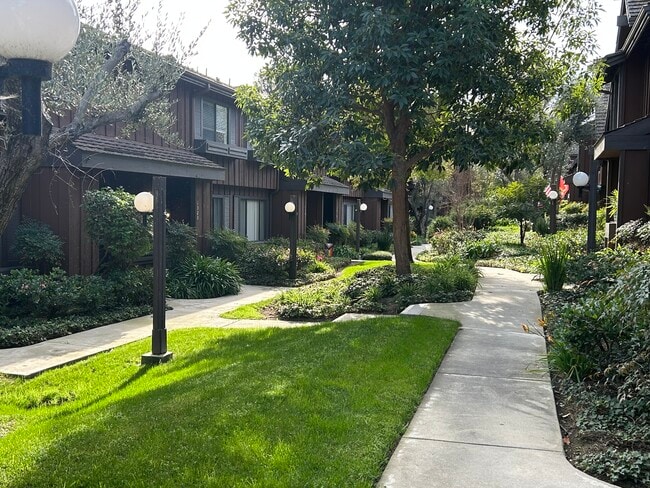 1327 Westmont Dr in San Pedro, CA - Foto de edificio - Building Photo