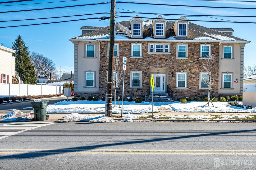 195 Main St in Woodbridge, NJ - Building Photo