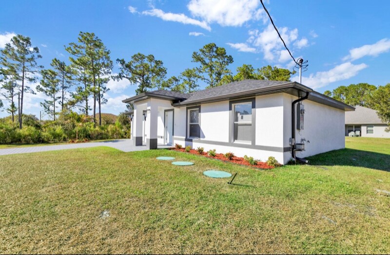 1949 Quintero Ln in Lehigh Acres, FL - Building Photo