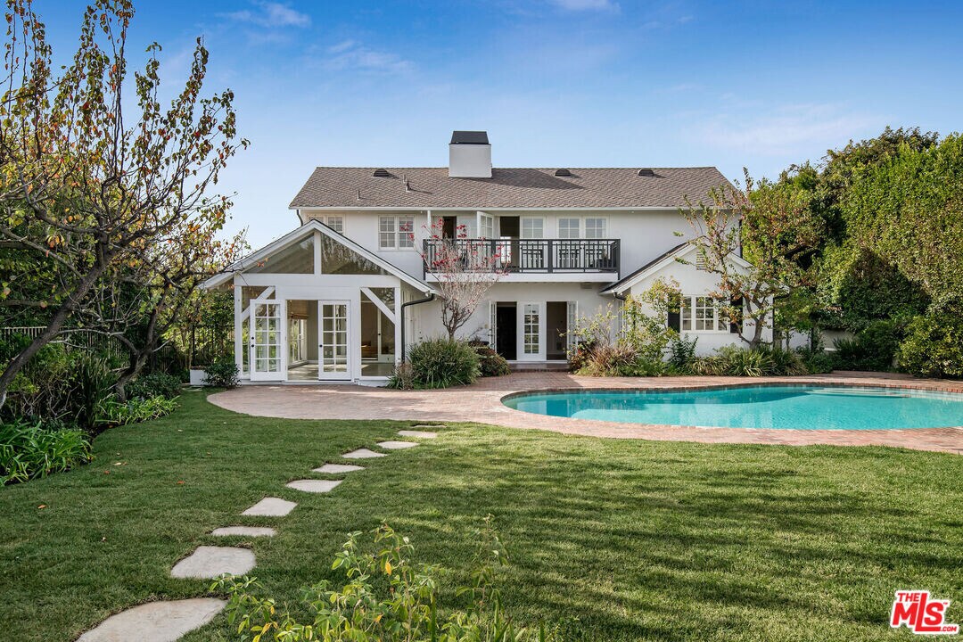 1110 Stradella Rd in Los Angeles, CA - Building Photo