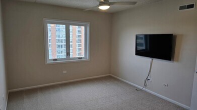 675 Pearson St, Unit 710 in Des Plaines, IL - Building Photo - Building Photo