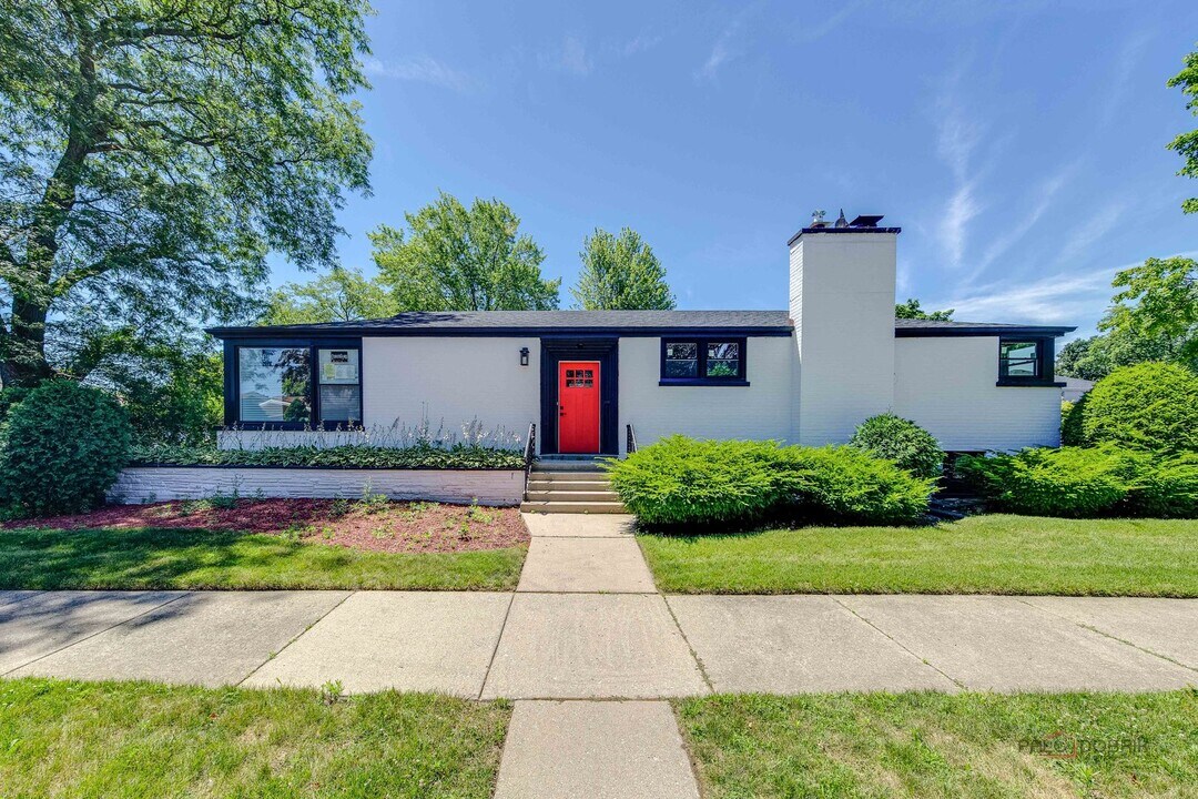 4021 W Estes Ave in Lincolnwood, IL - Building Photo
