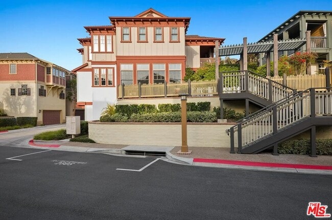 2584 Bungalow Pl in Newport Beach, CA - Building Photo - Building Photo