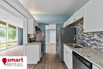 825 Bobbins Ln in Florissant, MO - Building Photo - Building Photo