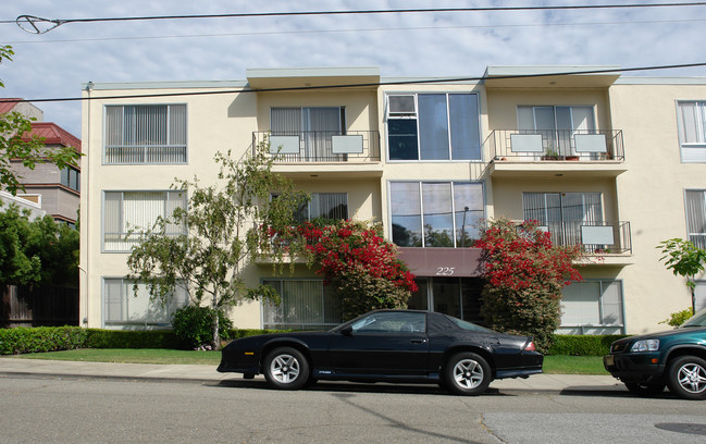 225 Catalpa St in San Mateo, CA - Foto de edificio - Building Photo