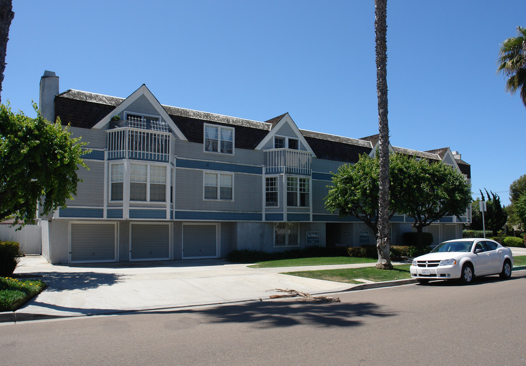 Queen Victoria Apartments in San Diego, CA - Building Photo