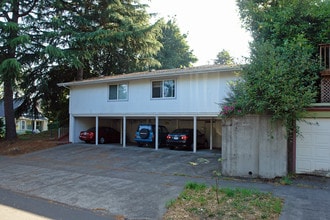 Courtyard Apartments in Portland, OR - Building Photo - Building Photo
