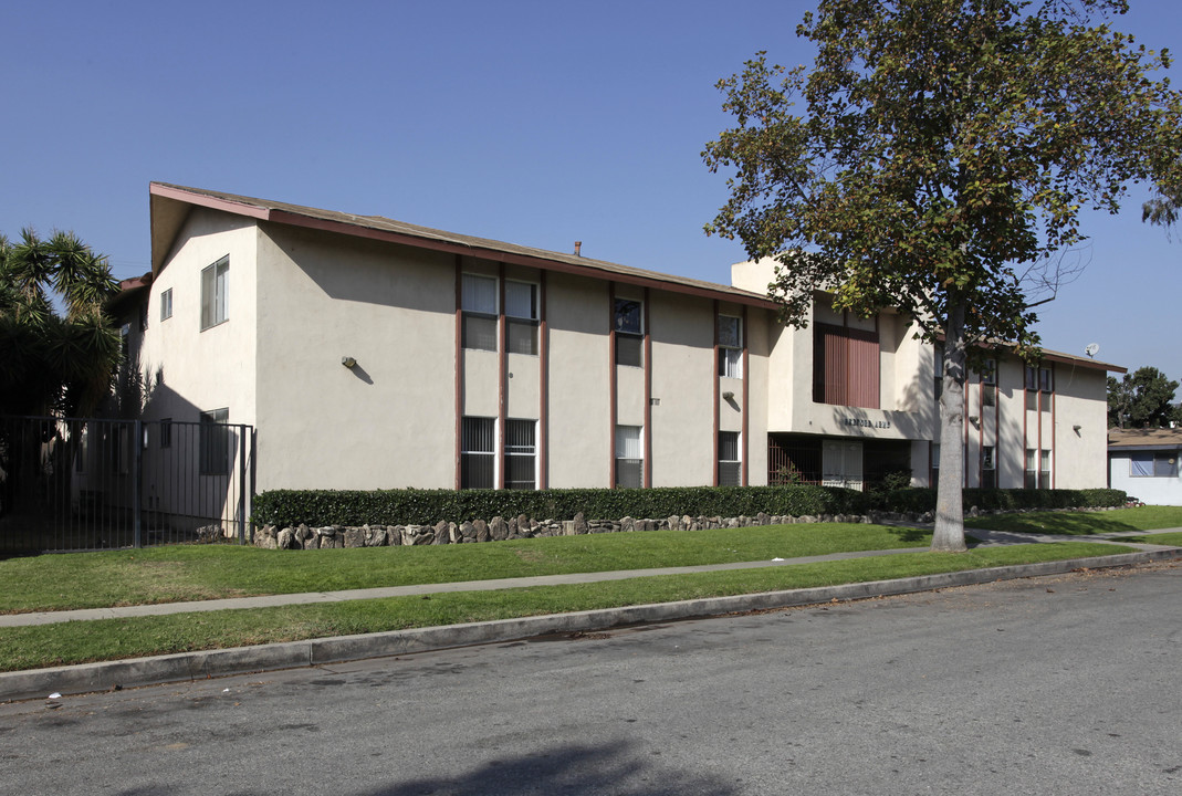 331 N Bedford St in La Habra, CA - Foto de edificio