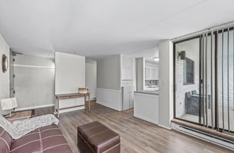 306 W Miner St, Unit X in Arlington Heights, IL - Building Photo - Building Photo