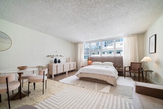 999 Brickell Bay Dr, Unit 1906 in Miami, FL - Foto de edificio - Building Photo