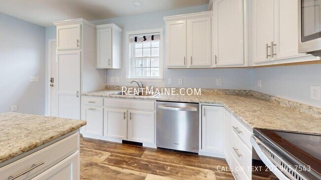 110 Rocky Rdg Dr in Hermon, ME - Foto de edificio - Building Photo