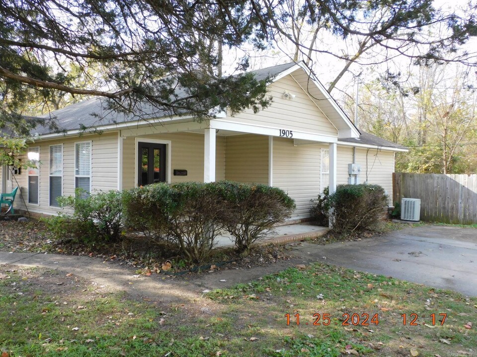 1905 Weems St in Conway, AR - Building Photo