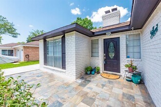 405 Avondale Ln in Friendswood, TX - Building Photo - Building Photo