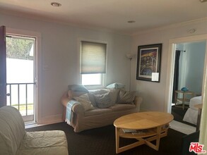 843 Huntley Dr in West Hollywood, CA - Building Photo - Building Photo
