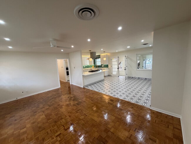 2010 Parhaven Dr in San Antonio, TX - Foto de edificio - Building Photo