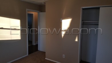 1092 Eisenhower Rd in Hiawatha, IA - Building Photo - Building Photo
