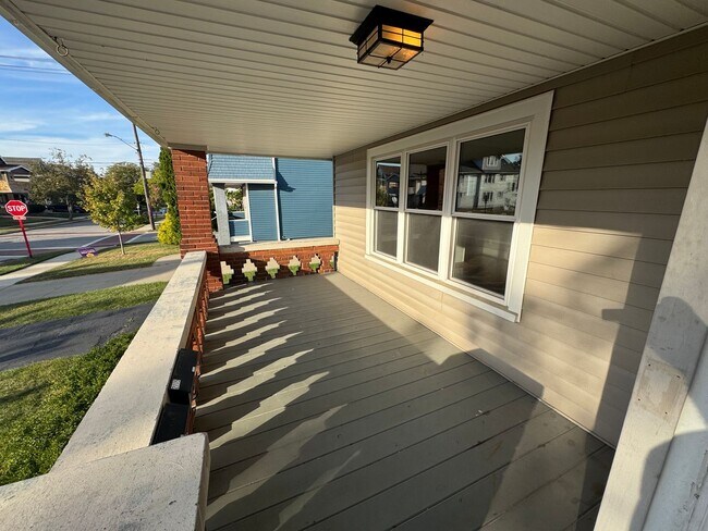 2115 Lewis Dr in Lakewood, OH - Foto de edificio - Building Photo