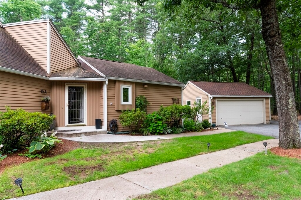 15 Pilgrim Dr in Westford, MA - Building Photo