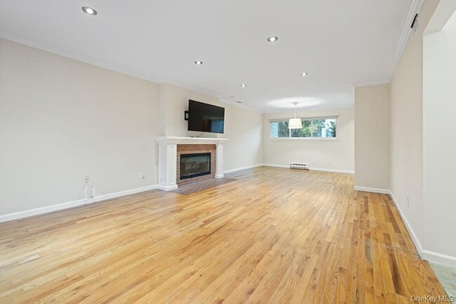 208 Harris Rd in Bedford Hills, NY - Building Photo - Building Photo