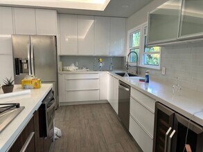 4929 Mecca Ave in Tarzana, CA - Foto de edificio - Building Photo