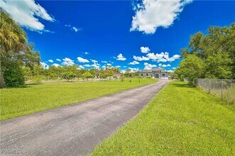 233 37th Ave NW in Naples, FL - Foto de edificio - Building Photo