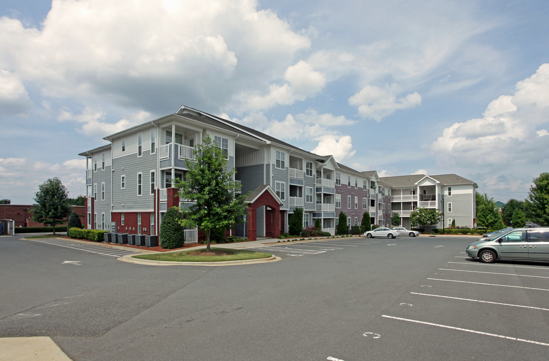 Galleria Village in Charlotte, NC - Building Photo