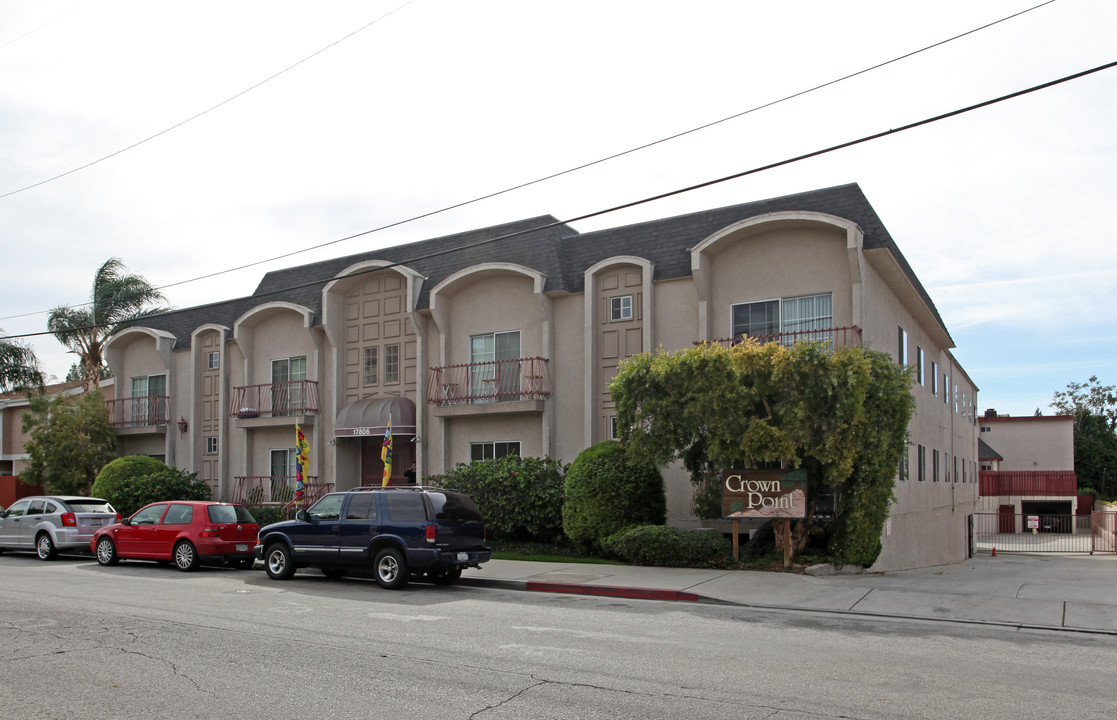 Crown Point Apartments in Northridge, CA - Building Photo