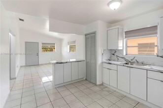 642 E 2nd Ave in Hialeah, FL - Building Photo - Building Photo