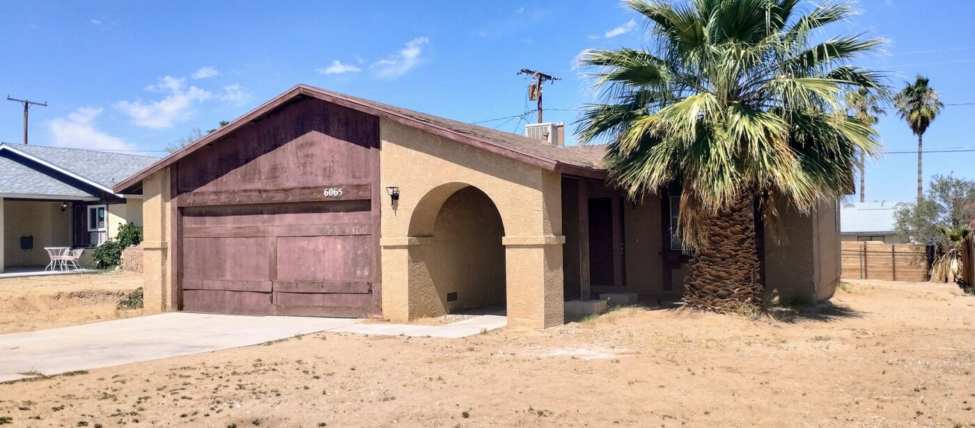 6065 Daisy Ave in Twentynine Palms, CA - Foto de edificio