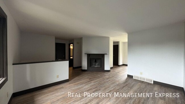 Amazing 3 Bedroom 2.5 Bath duplex with att