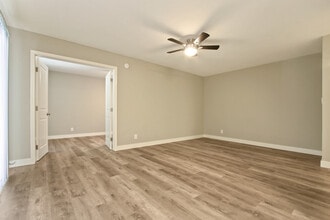 11016 Kittridge St in North Hollywood, CA - Foto de edificio - Building Photo