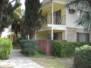5742 Hazeltine Ave in Van Nuys, CA - Foto de edificio - Building Photo