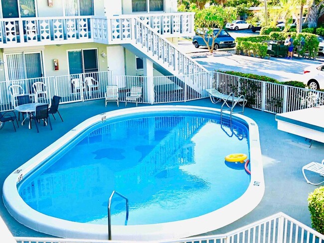 3230 NE 13th St, Unit 103 in Pompano Beach, FL - Building Photo - Building Photo