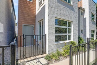 312 Oakbend Dr in Lewisville, TX - Foto de edificio - Building Photo