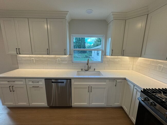 property at 3185 Oriole Dr